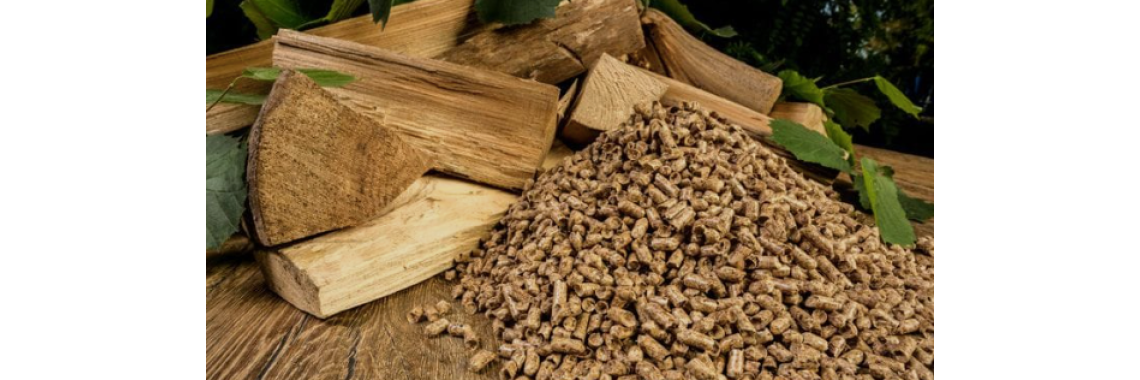 What is the applicable moisture range of fuels for biomass reciprocating grates?