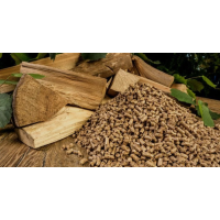 What is the applicable moisture range of fuels for biomass reciprocating grates?